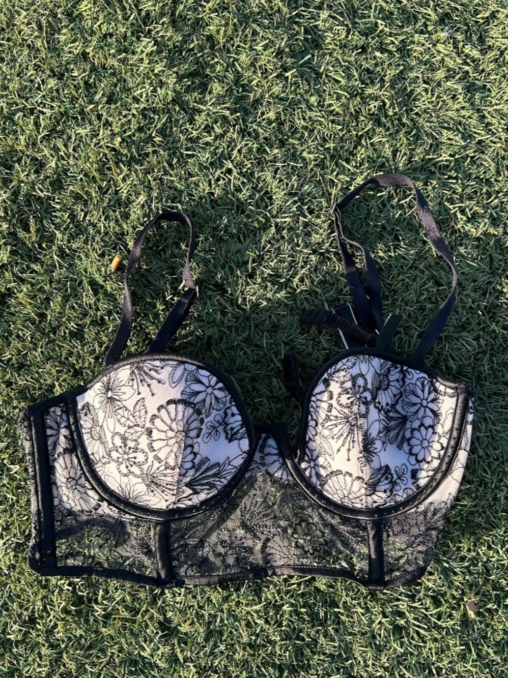 VS Floral Lace Bra NWT in Black & White